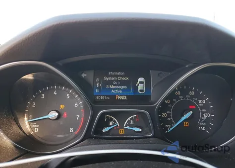 2018 Ford Focus S z USA, uszkodzony, nr VIN 1FADP3E22JL323089